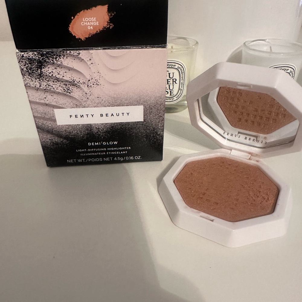 Fenty Beauty Light-Diffusing Highlighter in Loose Change